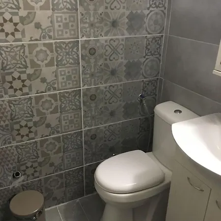 Amazing Next To Center Only 9 Minutes Walk